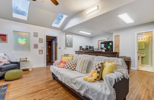 Cascade-Chipita Park Ski Chalet | Chic chalet w/hot tub, ping-pong, arcade bball