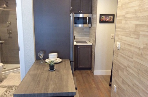 Castlewood Apartment | Chic Denver Tech studio