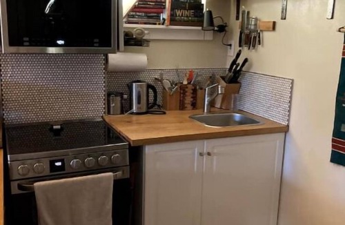 Newlands Apartment | Chic garden level close to trails, shops