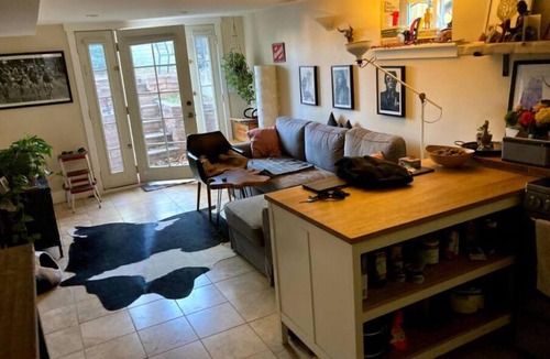 Newlands Apartment | Chic garden level close to trails, shops