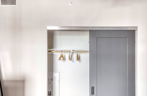 Golden Triangle Apartment | Chic Golden Triangle 1BR w/ Pool, Gym & W/D, next to Park, by Blueground