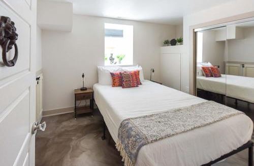 Whittier Apartment | Chic Lower-Level Stay - Prime Walkable Locale