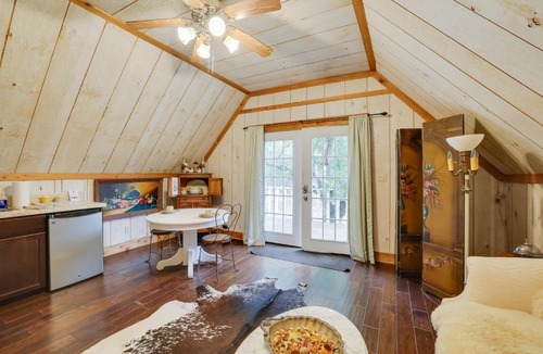 Tarpley Apartment | Chic 'Tree House' Studio ~ 24 Mi to Bandera!