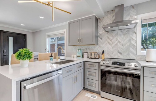 Congress Park House | City Living|Sleeps 4|Walkable|Fenced In Yard