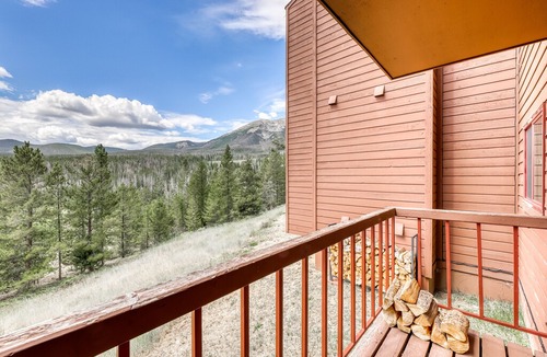 Wildernest Condo | Classy, family-friendly home with mountain views & shared pool and hot tub