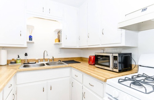 North Aurora Apartment | Clean & Cozy Apartment w/Private Patio