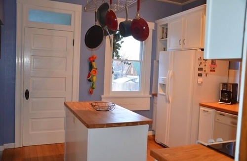 Sunnyside House | Clean & Cozy Kid-Friendly Home Near Downtown, Highlands, Hwy, Free WiFi