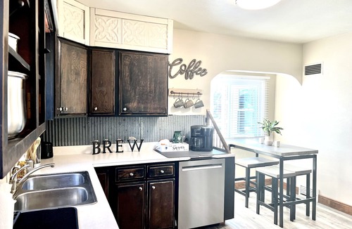 Windsor House | Clean Cozy Old Town Bungalow