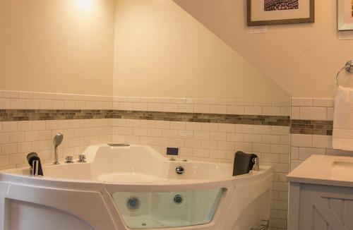 Historic District Hotel | Clear Creek Inn
