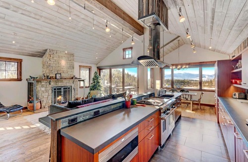 Tabernash House | Cliff Side Luxury Chalet I Private Hot Tub I Amazing Views I Best Price I Discounted Attractions