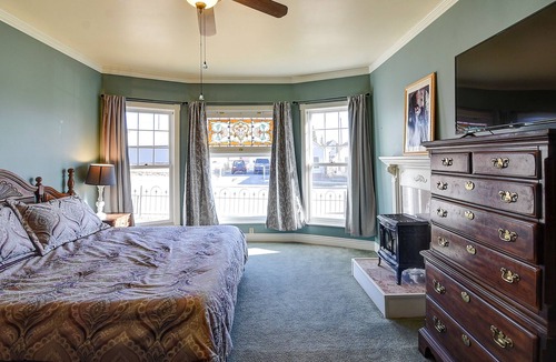 Leadville House | Cloud City Castle with Hot Tub (For Groups), pets ok