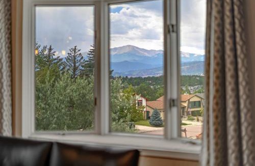 Northeast Colorado Springs House | Colorado Retreat-King-Pikes Peak View-Foosball
