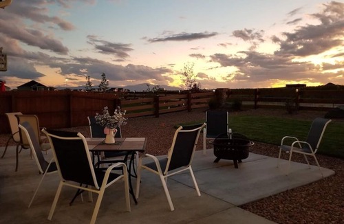 Elbert House | Colorado Springs Mountain View Haven The holiday season is here – Book now.