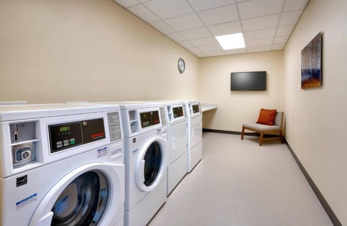 Lakewood House | Comfortable Business Hotel Near the Denver Federal Center