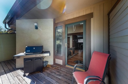 Intermountain House | Comfortable, family-friendly townhouse with mountain views and a full kitchen