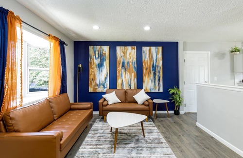 Windsor House | Comfortable Hangout that sleeps 10! Dog Friendly!