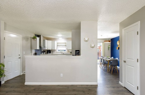 Windsor House | Comfortable Hangout that sleeps 10! Dog Friendly!