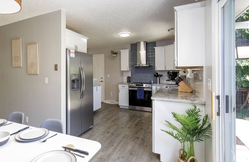 Windsor House | Comfortable Hangout that sleeps 10! Dog Friendly!