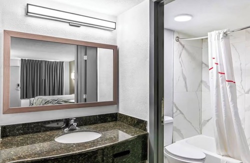Sandston Hotel | Comfortable King Accommodation Minutes to Airport & Museum District
