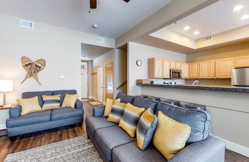 Silverthorne House | Comfortable Lakefront Townhome with Private Hot Tub, Views - Close to Ski Areas