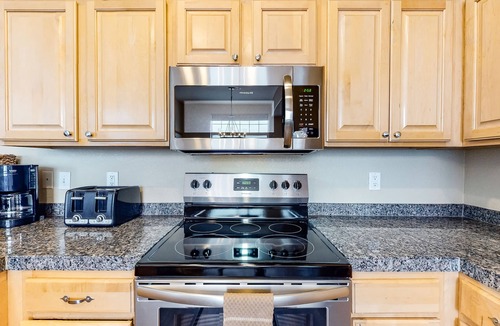 Silverthorne House | Comfortable Lakefront Townhome with Private Hot Tub, Views - Close to Ski Areas