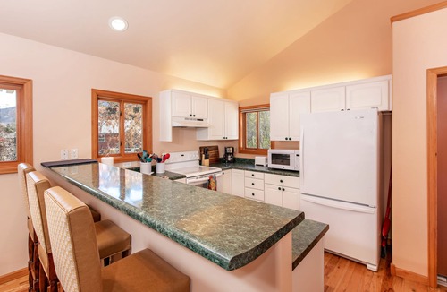 Glenwood Springs House | Comfortable Mountain Home Near Downtown Glenwood & 15 mi. to Skiing!