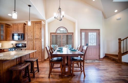 Montrose House | Comfy Gathering Place for Friends or Family!