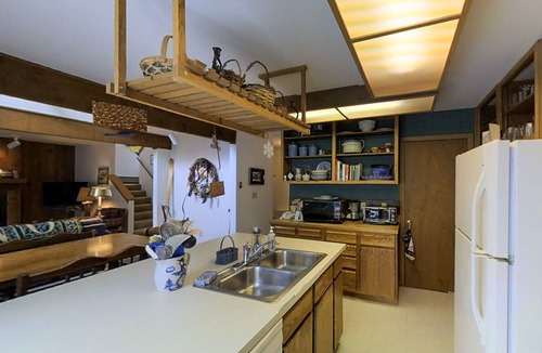 Vail House | Comfy Home with Private Hot Tub and Mountain Views - Short Drive to the Slopes