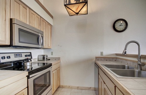 Lakeside Village Condo | Condo On Keystone Lake/Pool and Hot Tub Access