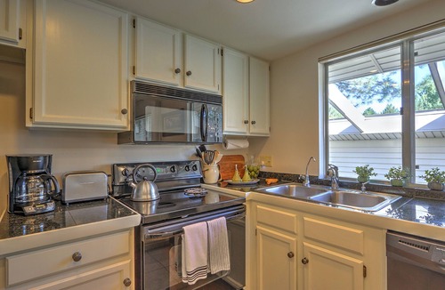 Carbondale Condo | Condo Overlooking Pond w/2 Fly Fishing Badges, Golf, Tennis & 24 Mi. to Aspen!