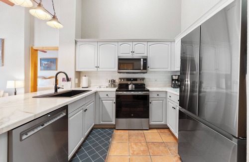 Mountain House Condo | Condo w/Spacious Balcony w/Mountain Views, Close to Lifts, Shops & Dining!