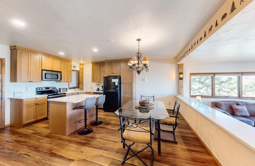 Silvercreek Condo | Condo with Fireplace & Outdoor Heated Pool