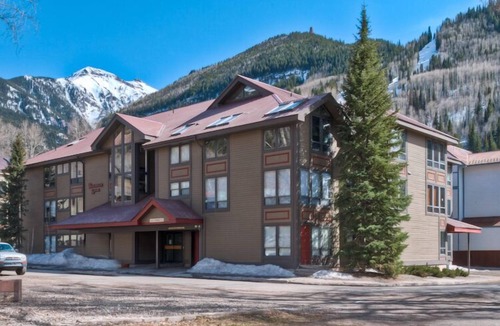 Telluride Condo | Condo with great ski access and heated garage.
