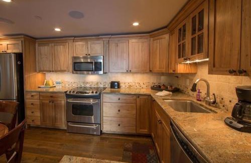 Vail Apartment | Condo with Onsite Pool & Hot Tub, Free WiFi & Garage Parking