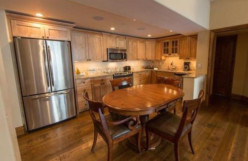 Vail Apartment | Condo with Onsite Pool & Hot Tub, Free WiFi & Garage Parking