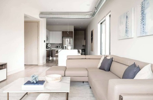 Jefferson Park Condo | Contemporary Condo | Grill + Balcony | Tesoro