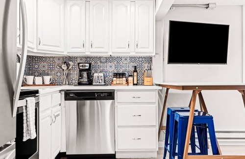 West Colfax Apartment | Contemporary Finishes | Studio | Sloan's Lake 30+