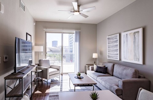 Lincoln Park Apartment | Contemporary large 1BR, in unit Washer/Dryer, FREE parking with all amenities!