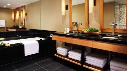 Snowmass Village Apartment | Contemporary, Oversized 1 Bedroom Luxe Ski-Inout Residence With Additional Den