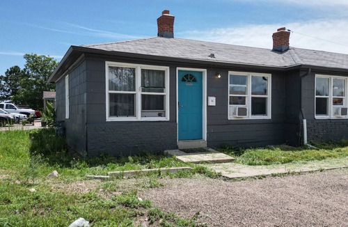 Dupont House | Convenient One bedroom with king bed near DIA