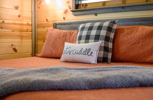 Broken Bow House | Convenient Romantic Hot Tub BBQ 3-night special!