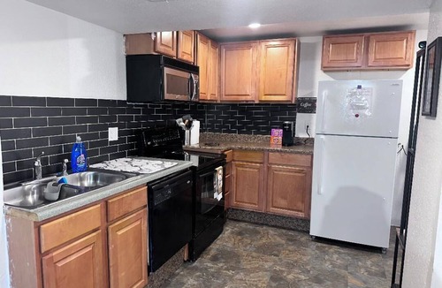 Aurora House | Convenient Walkout Basement Apartment, private entrance in Aurora with WiFi
