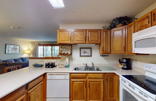 Mountain House Condo | Conveniently Located Condo with Shared Pool, Hot Tub - Walk to Slopes