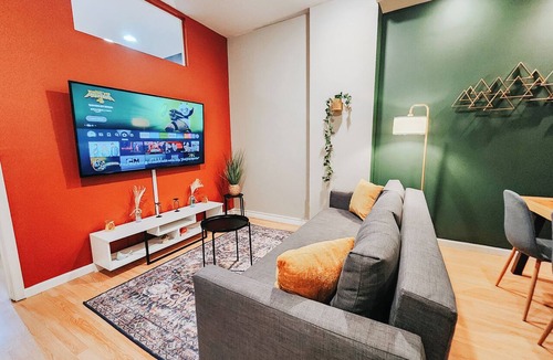 Chinatown Apartment | Convention/3 King Beds/Jet Shower/65" TV