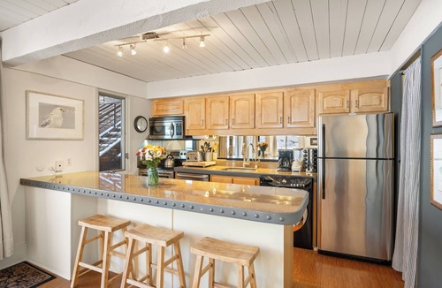 Aspen Condo | Corner unit, Views of Aspen Mtn, Bright, Heated Pool, Hot Tub, Walk to Gondola