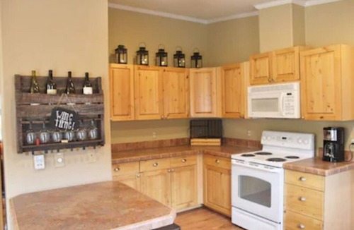 South Fork Cottage | COTTAGE ON THE CREEK VACATION RENTAL. Sleeps 4. Beautiful views. Riverside deck. Fishing.