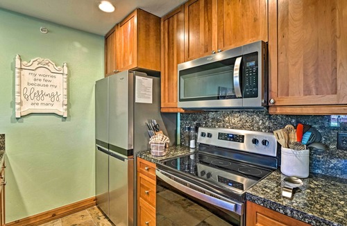 The Highlands Condo | Couple's Ski Condo: 1 Mi to Breckenridge Golf Club