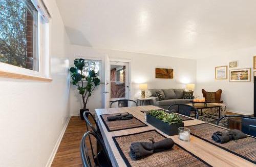 University Acres Apartment | Couples Getaway - Dog Friendly, Bike to Old Town!