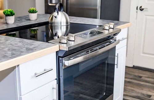 Greeley Apartment | Couples Getaway | Walk to Unc | Free Cruiser Bikes