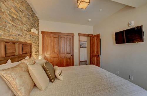 Fraser Apartment | Cozens Pointe I-101 condo